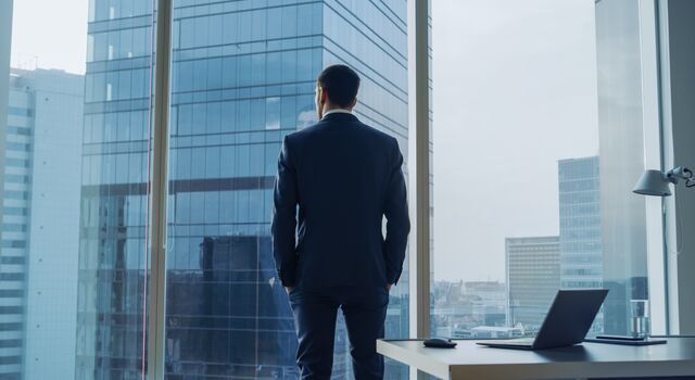 COLOUR-IMAGE_business-man-in-office_feb26