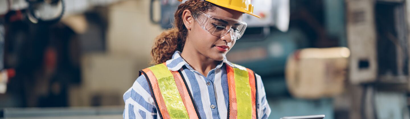 COLOUR-IMAGE_worker-wearing-hard-hat-using-tablet_apr26