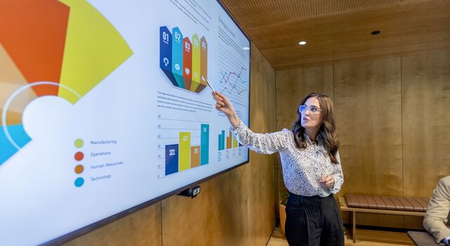 COLOUR-IMAGE_woman-presenting-charts_feb26