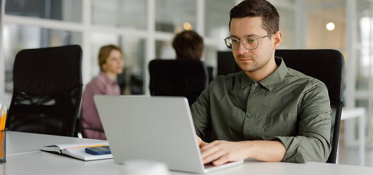 COLOUR-IMAGE_man-office-laptop_JUL26