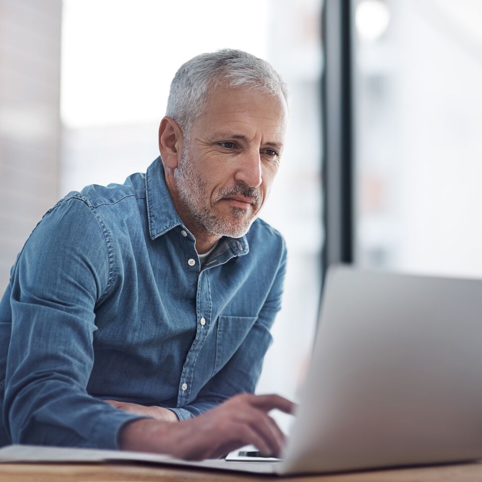 COLOUR-IMAGE_businessman_working_laptop_office_july26