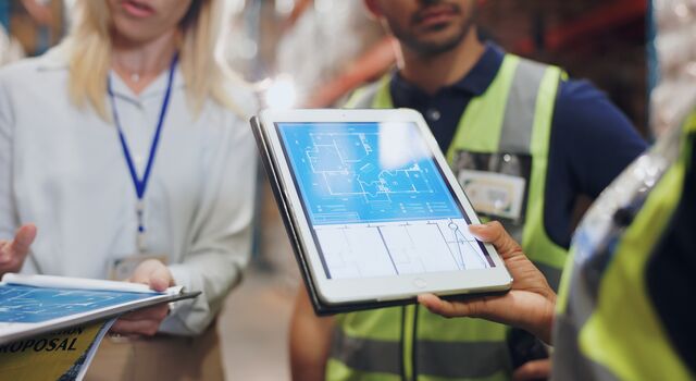 COLOUR-IMAGE_person-using-tablet-in-factory_apr26