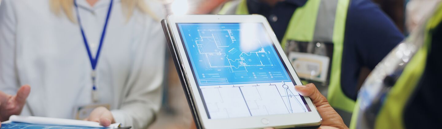 COLOUR-IMAGE_person-using-tablet-in-factory_apr26
