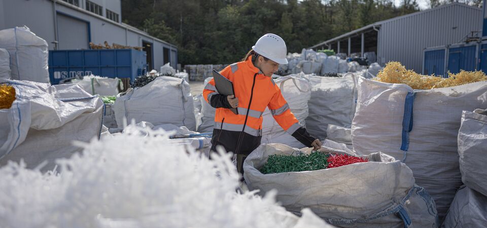 COLOUR-IMAGE_recycling-plant_june26
