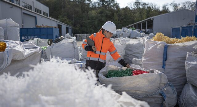 COLOUR-IMAGE_recycling-plant_june26