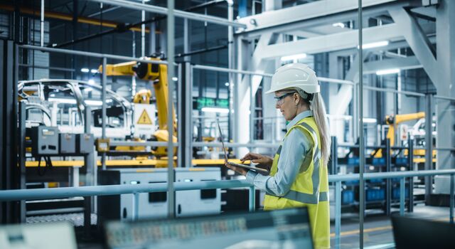 COLOUR-IMAGE_automotive-female-worker-in-automotive-factory_feb26