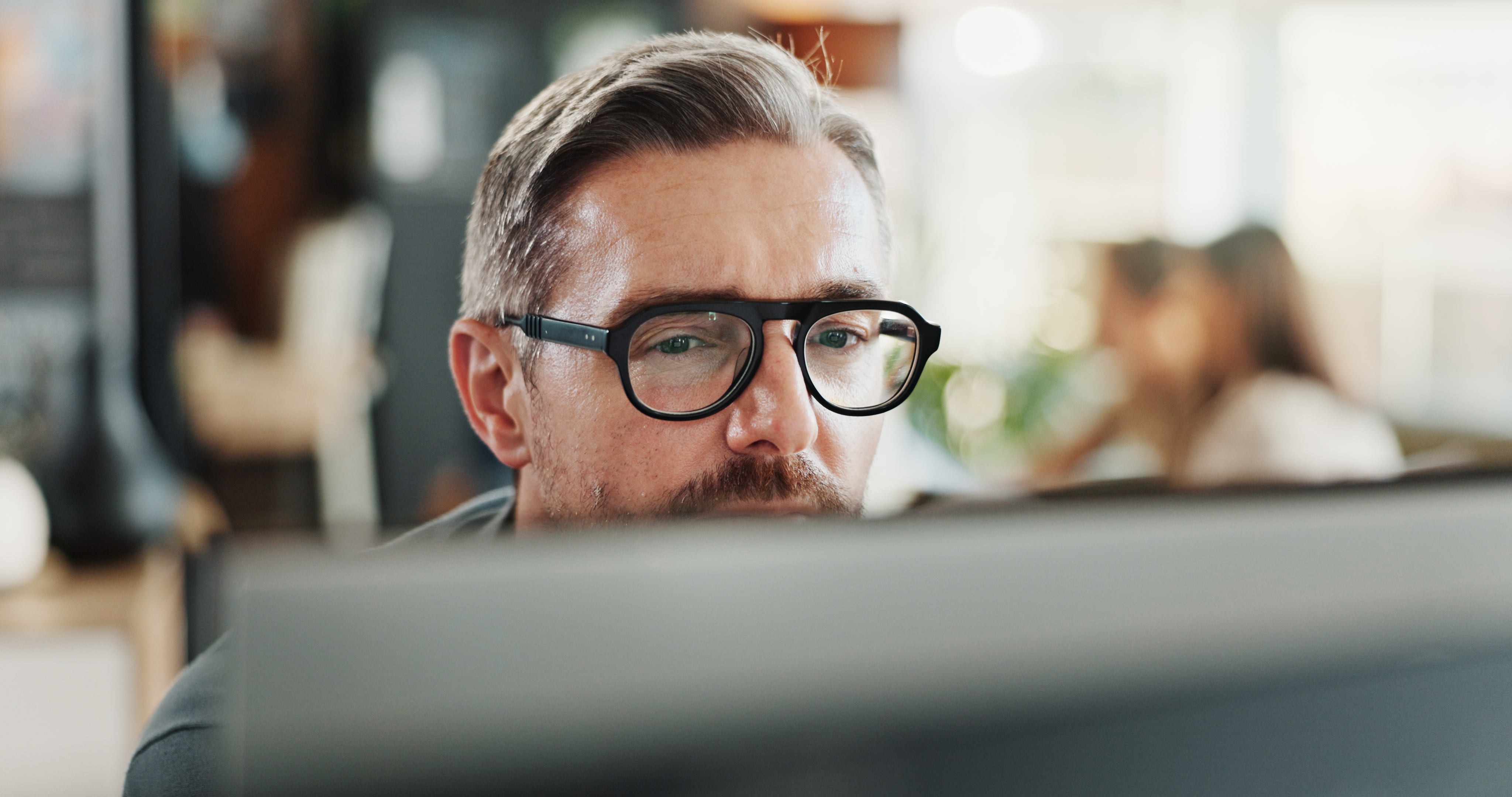 COLOUR-IMAGE_man-glasses-screen_feb26