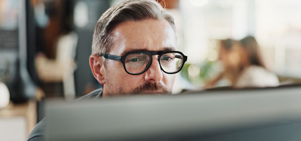 /bynder-asset/bynder:62213C97-B0CE-4303-B5AC7D68243EFAAA/Landscape_LG/COLOUR-IMAGE_man-glasses-screen_feb26.jpg?1773752965000