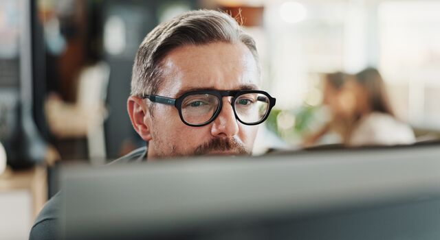 COLOUR-IMAGE_man-glasses-screen_feb26