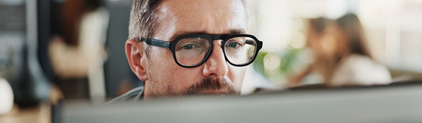 COLOUR-IMAGE_man-glasses-screen_feb26
