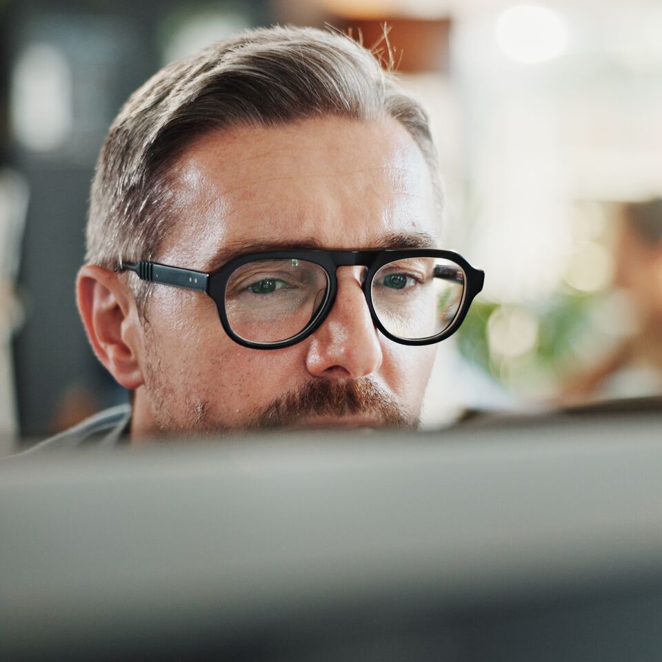 COLOUR-IMAGE_man-glasses-screen_feb26