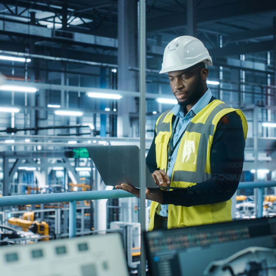 COLOUR-IMAGE_automotive-male-worker-in-automotive-factory_feb26