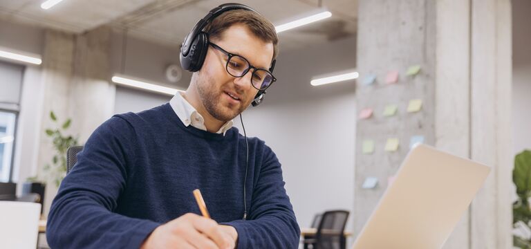 /bynder-asset/bynder:7AFB9D7F-D208-4556-8C04CD74D0F71B3D/Landscape_MD/COLOUR-IMAGE_man-headset-laptop_feb26.jpg?1773752981000