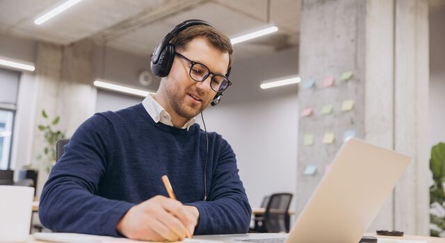 COLOUR-IMAGE_man-headset-laptop_feb26