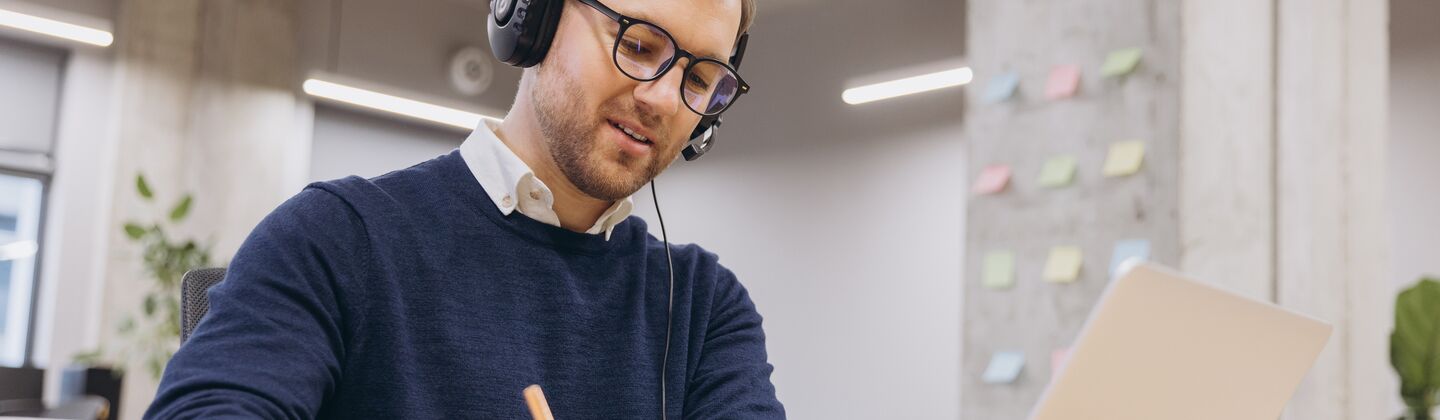 COLOUR-IMAGE_man-headset-laptop_feb26