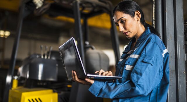 COLOUR-IMAGE_Female-Worker-laptop-forklift_july26