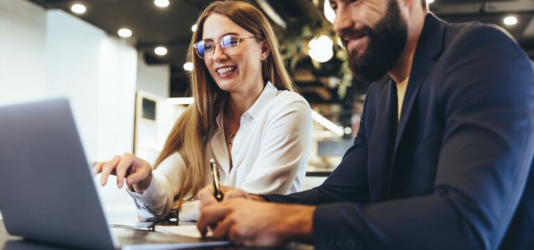 COLOUR-IMAGE_woman-man-laptop-device-office-collaboration_mar26