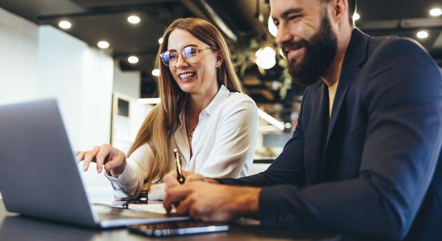 COLOUR-IMAGE_woman-man-laptop-device-office-collaboration_mar26