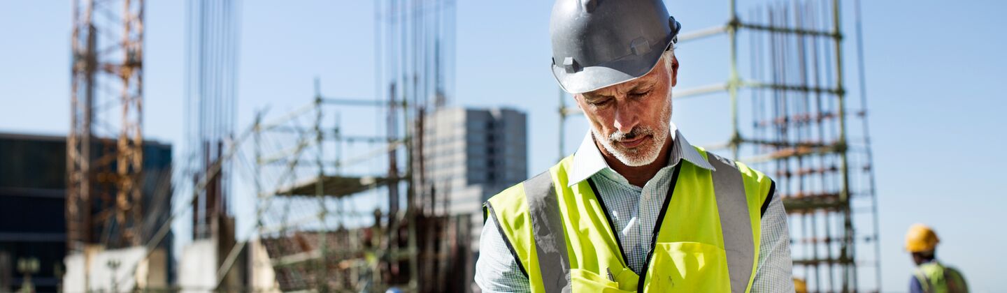 COLOUR-IMAGE_construction-manager-architect-using-tablet-on-site_jul26
