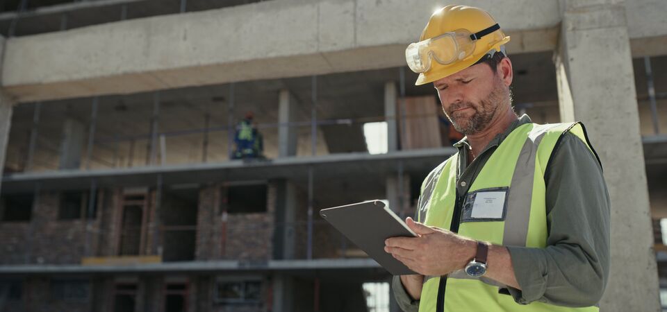 /bynder-asset/bynder:9D318ECA-8034-4358-9AA9EBBEF8756040/Landscape_LG/COLOUR-IMAGE_construction-worker-ipad_feb26.jpg?1773752997000