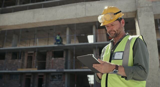COLOUR-IMAGE_construction-worker-ipad_feb26