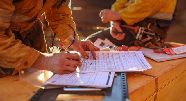 COLOUR-IMAGE_hands-signing-paperwork_JUL26