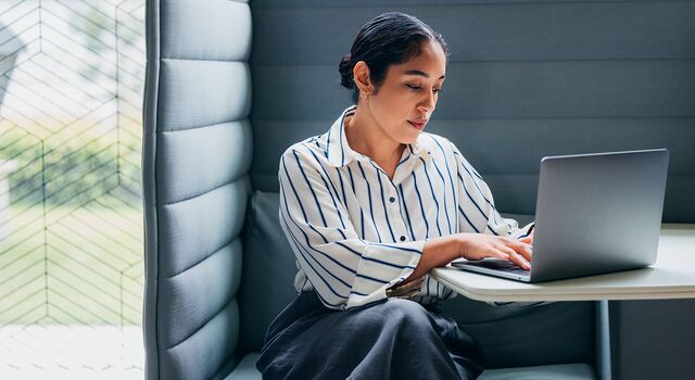 COLOUR-IMAGE_woman-laptop-device-working-office_mar26