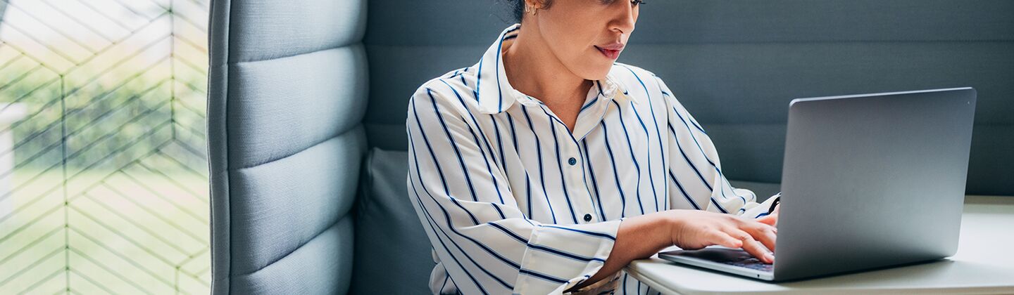 COLOUR-IMAGE_woman-laptop-device-working-office_mar26