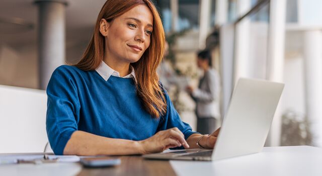 COLOUR-IMAGE_woman-redhair-laptop_feb26