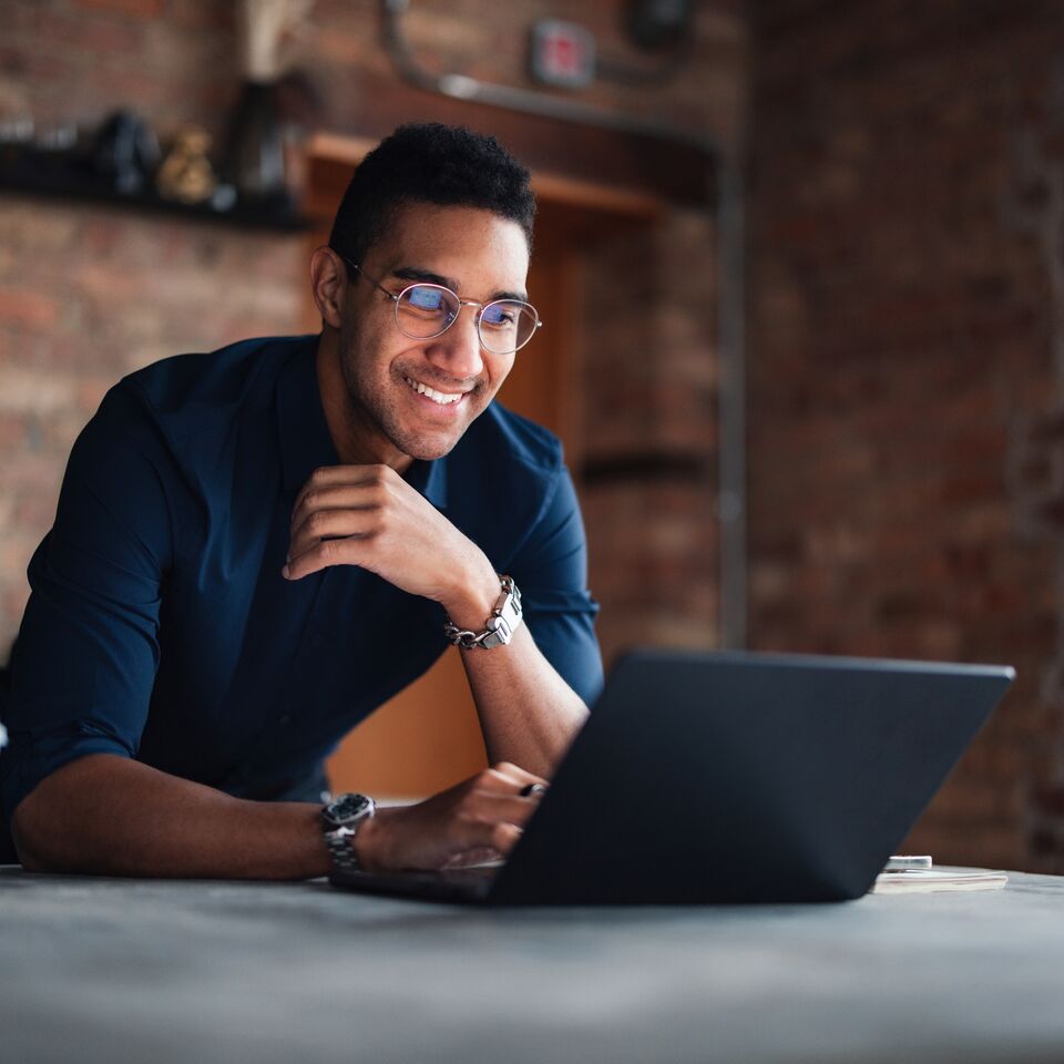 COLOUR-IMAGE_Man-working-Laptop-modern-office _july26