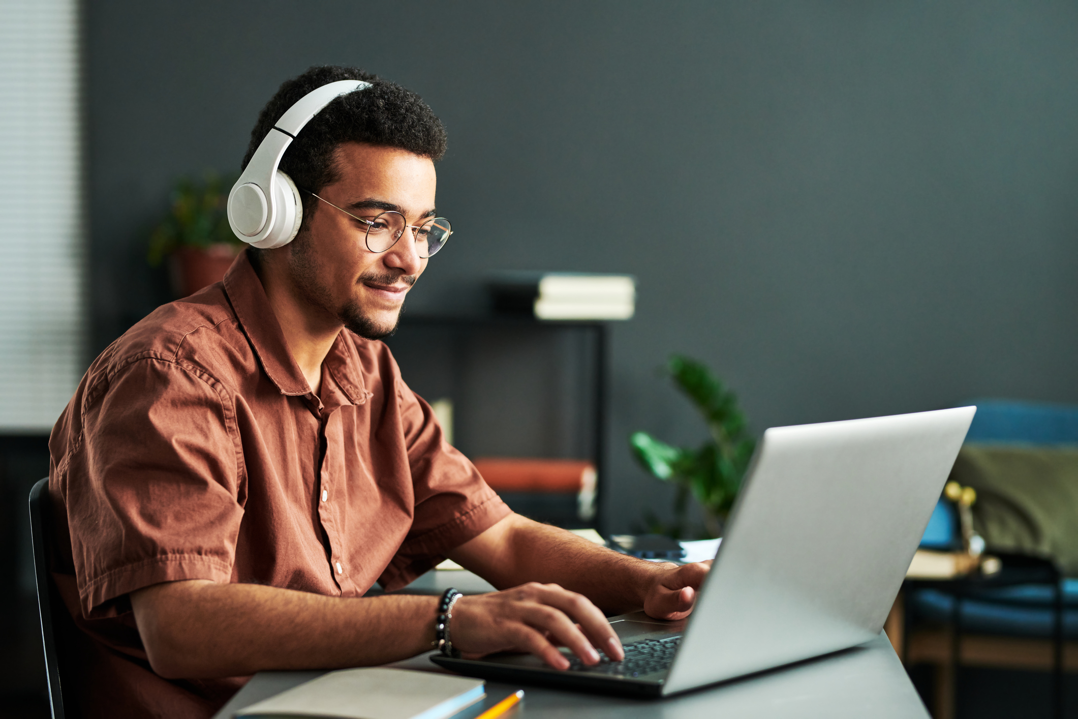 COLOUR-IMAGE_man-laptop-office_feb26