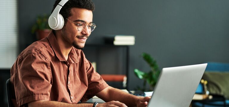 COLOUR-IMAGE_man-laptop-office_feb26