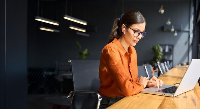 COLOUR-IMAGE_woman-office-working-laptop_jun26