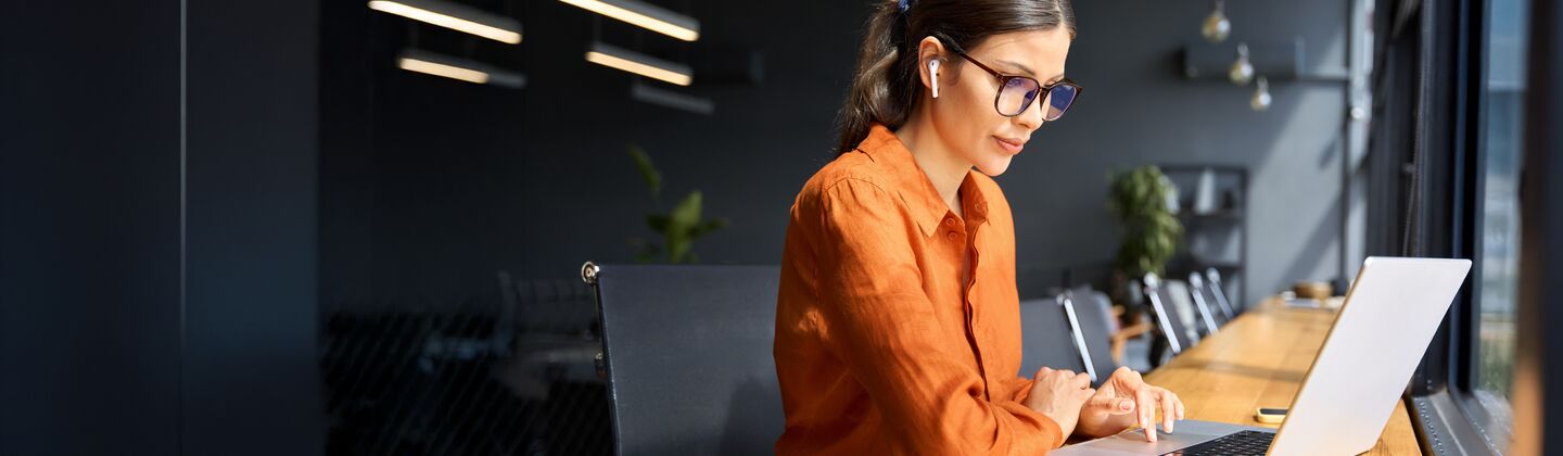 COLOUR-IMAGE_woman-office-working-laptop_jun26