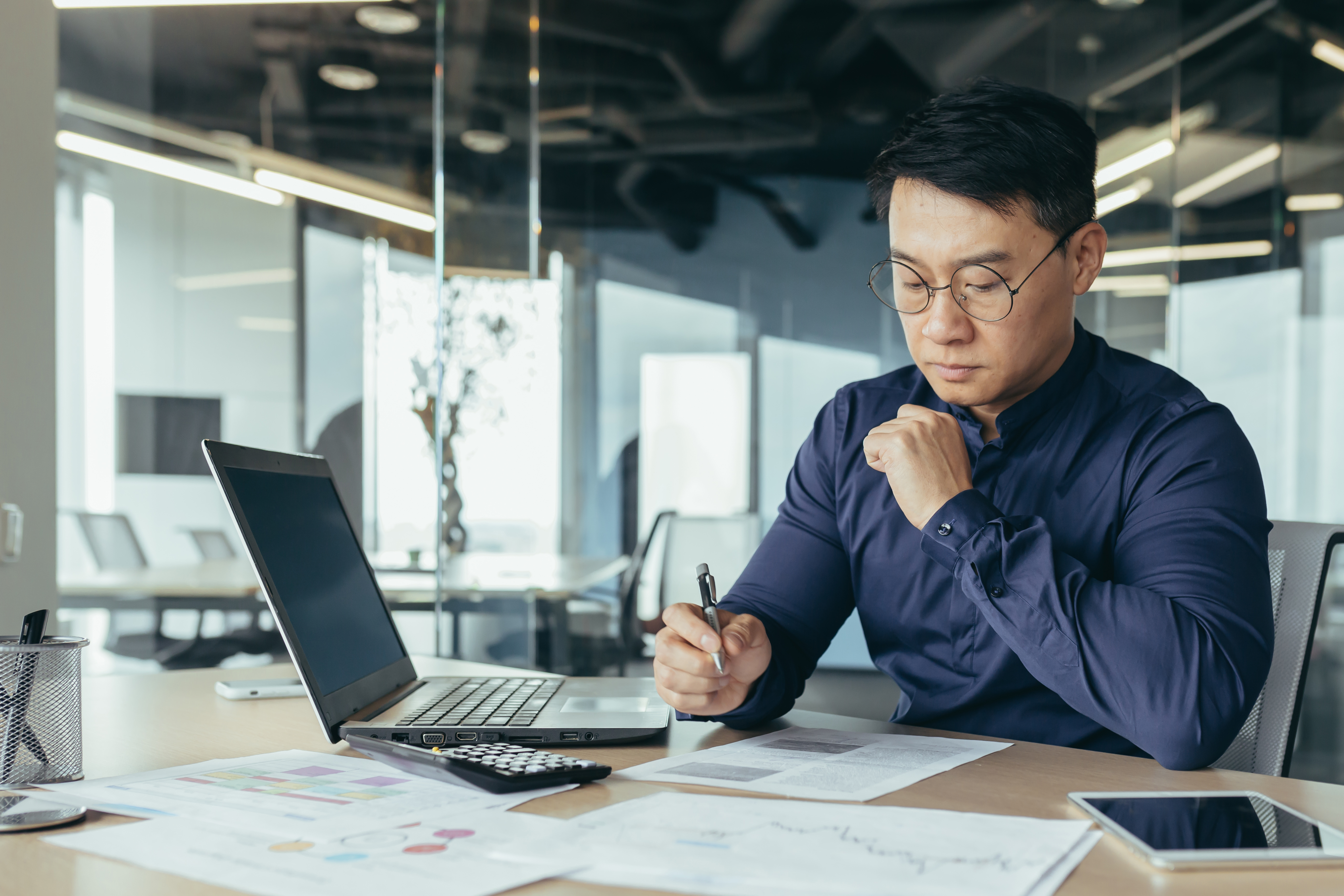 COLOUR-IMAGE_man-working-on-desk_feb26