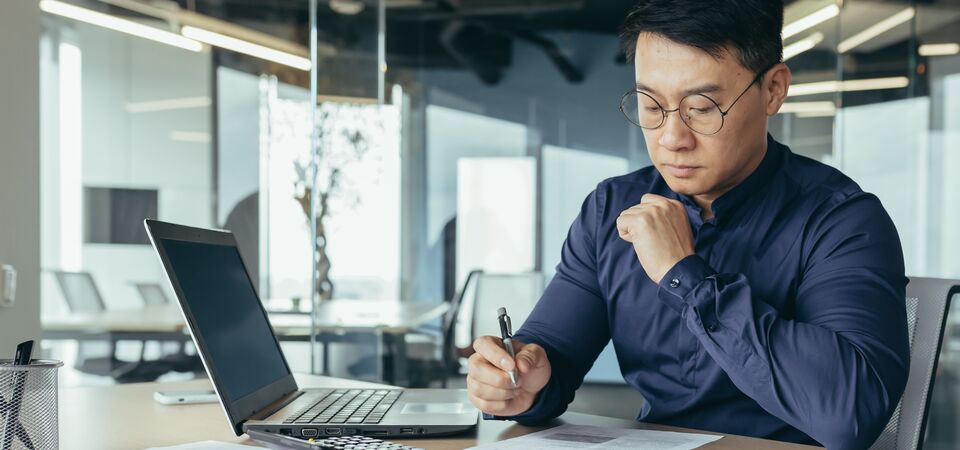 COLOUR-IMAGE_man-working-on-desk_feb26