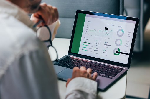 COLOUR-IMAGE_man-on-laptop-charts_feb26
